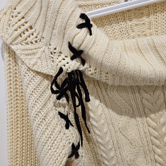 ๐ซ SOLD ๐ซ Axes Femme Lace-up Knit Sweater - Picture 5 of 7